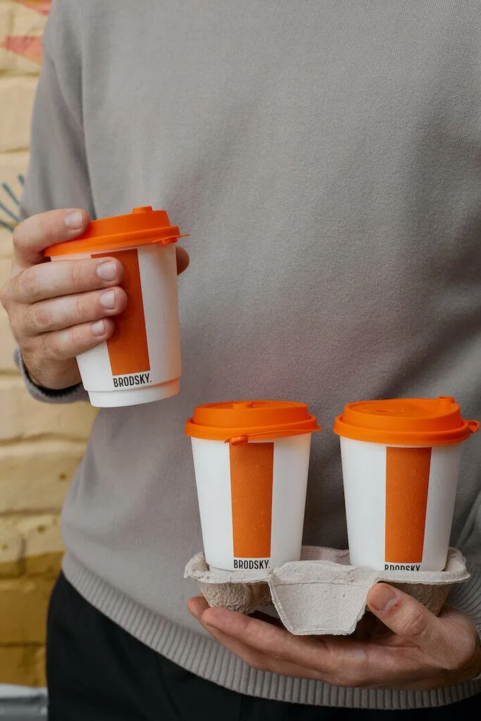 Три стакана Brodsky Coffee в картонном держателе